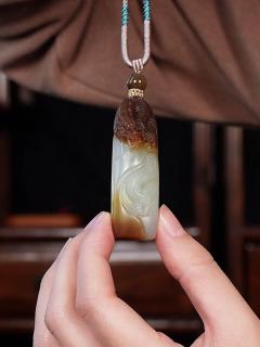 和田玉糖青料是青玉与白玉过渡品种,龙行天下吊坠正用此料雕琢✨