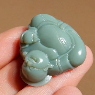 方言和田玉精品大师作品新疆玉龙河沙枣青籽料豆沙绿笑佛吊坠w2