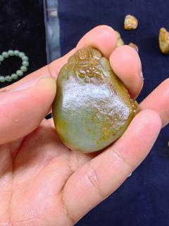 说到宝藏级的饰品,我得提提我那枚新疆和田玉籽料貔貅吊坠,简直是颜值